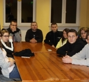 Na zdjęciu grupa osób siedzi przy stole Na zdjęciu grupa osób siedzi przy stole