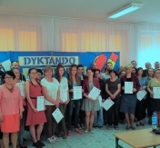 Zdjęcie pamiątkowe uczestniów dyktanda w Zespole Szkół Nr3