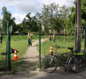 Pracownicy CIS sprzątający teren przy ul. Zegrzyńskie Pracownicy CIS sprzątający teren przy ul. Zegrzyńskie