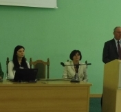 Wojewoda Jacek Kozłowski podczas konferencji