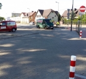 Pracownicy wymieniający ogrodzenie na legionowskim targu Pracownicy wymieniający ogrodzenie na legionowskim targu