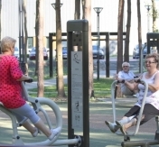 Seniorzy w siłowni pod chmurką