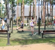 Seniorzy w siłowni pod chmurką
