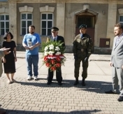 Delegacja złożyła kwiaty i zapaliła znicz pod pomnikiem saperów poległych w 1920 r. znajdującym się na terenie dawnych koszar. Delegacja złożyła kwiaty i zapaliła znicz pod pomnikiem saperów poległych w 1920 r. znajdującym się na terenie dawnych koszar.
