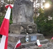 Pomnik w Wólce Radzymińskiej, w miejscu śmierci por. Pogonowskiego oraz żołnierzy 28 pułku Strzelców Kaniowskich Pomnik w Wólce Radzymińskiej, w miejscu śmierci por. Pogonowskiego oraz żołnierzy 28 pułku Strzelców Kaniowskich