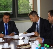Zdjęcie: podpisanie porozumienia w sprawie boiska