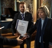 Zdjęcie: Piotr Zadrożny odbiera certyfikat