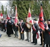 W pogrzebie uczestniczyły liczne poczty sztandarowe