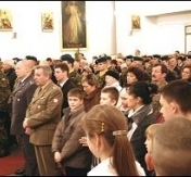 We Mszy świętej uczestniczyli przedstawiciele władz samorządowych, wojska, policji oraz bardzo licznie legionowska młodzież
