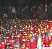 Po Mszy świętej wiele osób przeszło z kościoła pod pomnik złożyć hołd Janowi Pawłowi II Po Mszy świętej wiele osób przeszło z kościoła pod pomnik złożyć hołd Janowi Pawłowi II