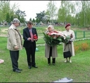 Kwiaty i znicze złożono od mieszkańców Legionowa pod pomnikiem w kwaterze wojennej Kwiaty i znicze złożono od mieszkańców Legionowa pod pomnikiem w kwaterze wojennej
