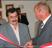Wstęgę przecina Lech Jerzy Hryniszyn i Dariusz Ejdys