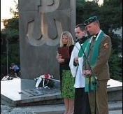 Modlitwa pod pomnikiem Armii Krajowej Modlitwa pod pomnikiem Armii Krajowej
