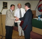 Gratulacje składają prezydent Roman Smogorzewski i przewodniczacy Rady Miasta Legionowo Lech Jerzy Hryniszyn Gratulacje składają prezydent Roman Smogorzewski i przewodniczacy Rady Miasta Legionowo Lech Jerzy Hryniszyn