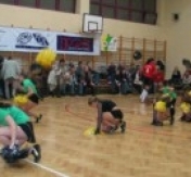 W przerwach między setami występowały<br> cheerleaderki z zespołu W przerwach między setami występowały<br> cheerleaderki z zespołu