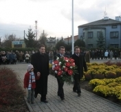W imieniu Mieszkańców Miasta wiązankę złożył Prezydent Miasta Legionowo Roman Smogorzewski oraz Zastępcy Prezydenta: Piotr Zadrożny i Lucjan Chrzanowski W imieniu Mieszkańców Miasta wiązankę złożył Prezydent Miasta Legionowo Roman Smogorzewski oraz Zastępcy Prezydenta: Piotr Zadrożny i Lucjan Chrzanowski