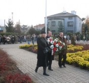 W imieniu Rady Miasta wiązankę złożyli: Przewodniczący Rady Miasta Wiesław Karnasiewicz, Vice przewodniczący Ryszard Brański, Radna Ewa Topczewska-Kirmuć W imieniu Rady Miasta wiązankę złożyli: Przewodniczący Rady Miasta Wiesław Karnasiewicz, Vice przewodniczący Ryszard Brański, Radna Ewa Topczewska-Kirmuć