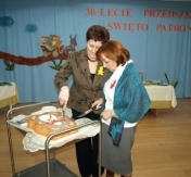 Urodzinowy tort kroiły Naczelnik Wydziału Edukacji i Sportu - Elżbieta Kiełbasińska oraz inspektor WEiS Renata Łabarzewska. Urodzinowy tort kroiły Naczelnik Wydziału Edukacji i Sportu - Elżbieta Kiełbasińska oraz inspektor WEiS Renata Łabarzewska.