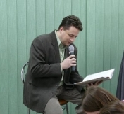 Piotr Zadrożny Zadrożny Zastępca Prezydenta Miasta Legionowo czyta baśń „Brzydkie kaczatko”