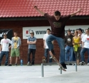 Osoby, które przybyły na otwarcie skate parku miały okazję podziwiać różne tricki Osoby, które przybyły na otwarcie skate parku miały okazję podziwiać różne tricki