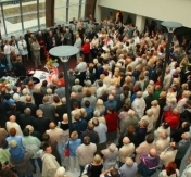 W atrium nowego ratusza zebrało się kilkaset osób. W atrium nowego ratusza zebrało się kilkaset osób.