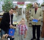 Prezydent Miasta Legionowo Roman Smogorzewski wręcza nagrodę Piotrowi Łęczyckiemu, najmłodszemu uczestnikowi konkursu Prezydent Miasta Legionowo Roman Smogorzewski wręcza nagrodę Piotrowi Łęczyckiemu, najmłodszemu uczestnikowi konkursu