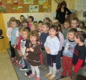 Dzieci dziekują gościom za przybycie Dzieci dziekują gościom za przybycie