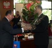 dr Jacek Szczepański odbiera wyróżnienie z rąk Przewodniczącego Rady Miasta Legionowo - Wiesława Karnasiewicza dr Jacek Szczepański odbiera wyróżnienie z rąk Przewodniczącego Rady Miasta Legionowo - Wiesława Karnasiewicza