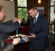 Artur Żmijewski odbiera medal z rąk Przewodniczącego Rady Miasta Legionowo - Wiesława Karnasiewicza Artur Żmijewski odbiera medal z rąk Przewodniczącego Rady Miasta Legionowo - Wiesława Karnasiewicza