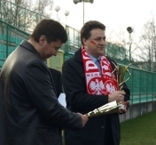 Puchary drużynom wręczyli: Piotr Zadrożny - Zastępca Prezydenta Miasta, oraz Janusz Gębarowski - Prezes KS Legionovi