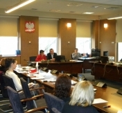 Przy stole prezydialnym: Dyrektor Anna Somorowska oraz Adam Jasiński Przy stole prezydialnym: Dyrektor Anna Somorowska oraz Adam Jasiński
