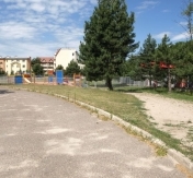Prawdopodobnie niebawem dojście do placu zabaw będzie utwardzone.