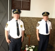 Straż Miejska przy jednej z tablic upamiętniających uczestników powstania.
