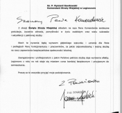 Natomiast Komendant Powiatowy Policji w ramach uznania wręczył dyplomy za współpracę czterem strażnikom miejskim, którzy na co dzień pełnią służbę wspólnie z policjantami. Natomiast Komendant Powiatowy Policji w ramach uznania wręczył dyplomy za współpracę czterem strażnikom miejskim, którzy na co dzień pełnią służbę wspólnie z policjantami.