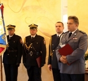 Listy gratulacyjne wręczył awansowanym Prezydent Miasta wspólnie z Przewodniczącym Rady Miasta Legionowo Panem Januszem Klejmentem Listy gratulacyjne wręczył awansowanym Prezydent Miasta wspólnie z Przewodniczącym Rady Miasta Legionowo Panem Januszem Klejmentem