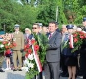 Prezydent Miasta Roman Smogorzewski oraz Przewodniczący Rady Miasta LEgionowo składają wieniec