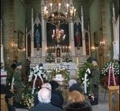 Msza święta sprawowana była w drewnianym kościele na cmentarzu