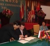 Prezydent Roman Smogorzewski podpisujący list intencyjny z partnerskim miastem Jiujiang