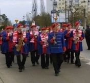 Przemar na stadion prowadził Orkiestra Dęta OSP z Chotomowa