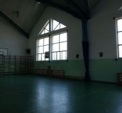 Sala gimnastyczna w Zespole Szkolno - Przedszkolnym. Na zdjęciu widoczna jest również nowa, niebieska kotara.