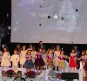 Wigilia Miejska 2015, przedsawienie na scenie, dzieci przebrane za śnieżynki