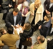 Wigilia Miejska 2015, Prezydent Miasta rozdaje i dzieli się opłatkiem z mieszkańcami