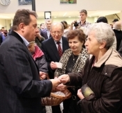 Wigilia Miejska 2015, Prezydent Miasta rozdaje i dzieli się opłatkiem z mieszkankami Legionowa