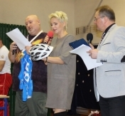 Anna Samusionek, Jerzy Kryszak, prowadzi licytację przedmiotów na WOŚP Anna Samusionek, Jerzy Kryszak, prowadzi licytację przedmiotów na WOŚP