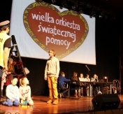 Przedstawienie na scenie. Aktor przebrany za policjanta uczy dziecko pierwszej pomocy. Przedstawienie na scenie. Aktor przebrany za policjanta uczy dziecko pierwszej pomocy.