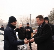 Zdjęcie: przekazanie radiowozów Policji Zdjęcie: przekazanie radiowozów Policji