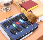 Zdjęcie: przekazanie radiowozów Policji Zdjęcie: przekazanie radiowozów Policji