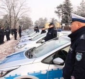 Zdjęcie: przekazanie radiowozów Policji Zdjęcie: przekazanie radiowozów Policji