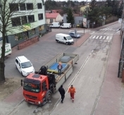 Zdjęcie robotników zdejmujących materiały budowlane z ciężarówki Zdjęcie robotników zdejmujących materiały budowlane z ciężarówki