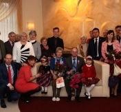 Szczęśliwi solenizanci w otoczeniu rodziny Szczęśliwi solenizanci w otoczeniu rodziny
